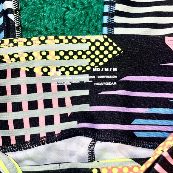 Women's HeatGear® Armour No-Slip Waistband Geo Print Ankle Leggings - Picture 4 of 6